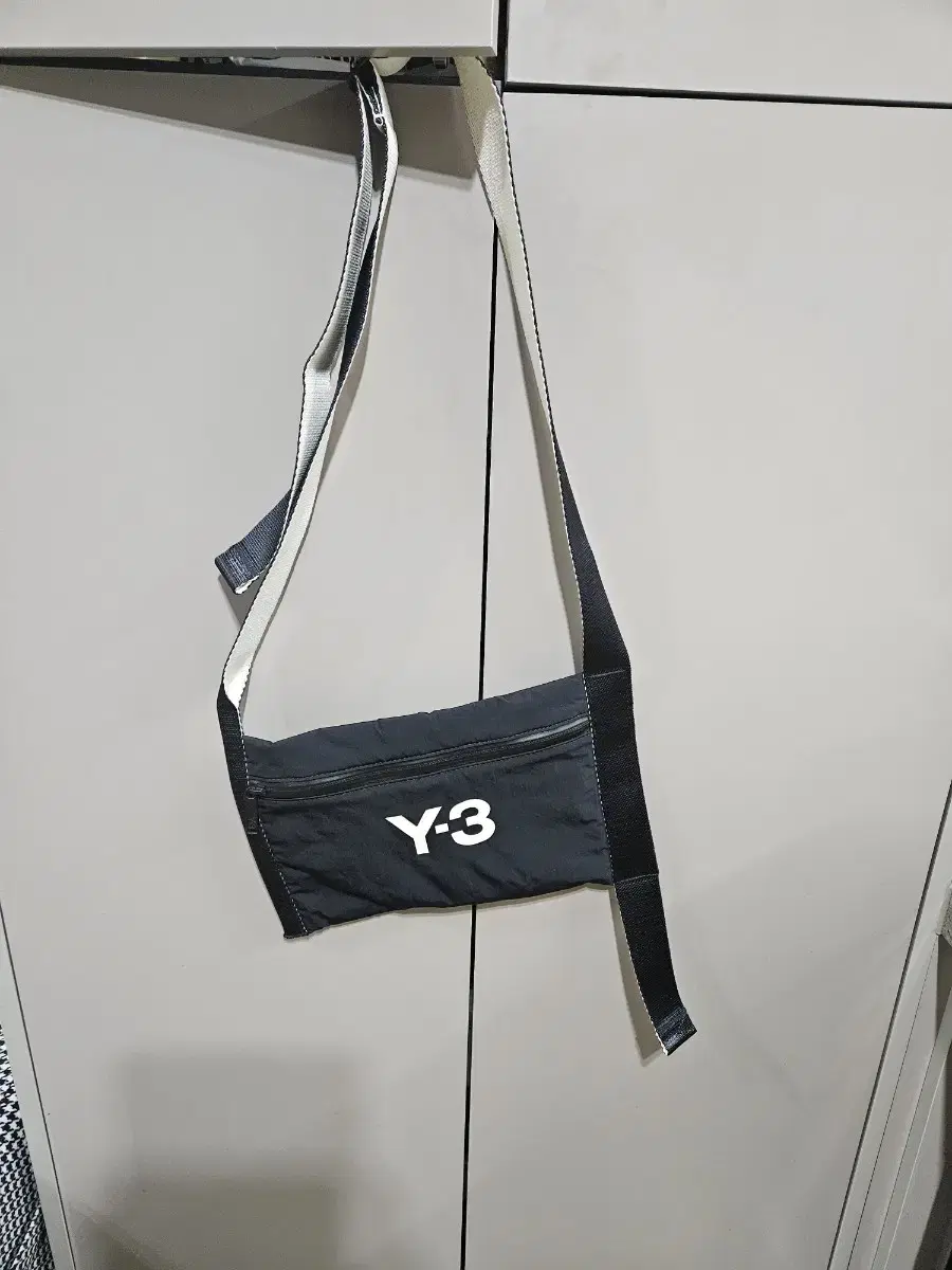 Y-3 크로스백 1회착용